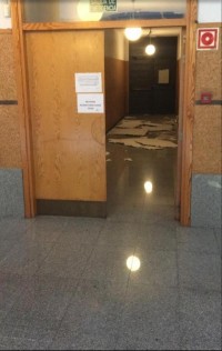 Imagen del techo caído delante de la salida de emergencia. Foto: Alumno del Conservatorio.