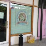 Vista externa de la tienda de ultramarinos de Charo