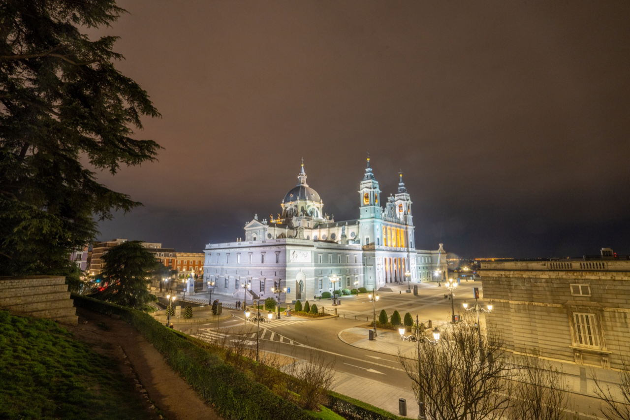 Vista de la Catedral de la Almudena desde el tour - foto de Steven Carlson
