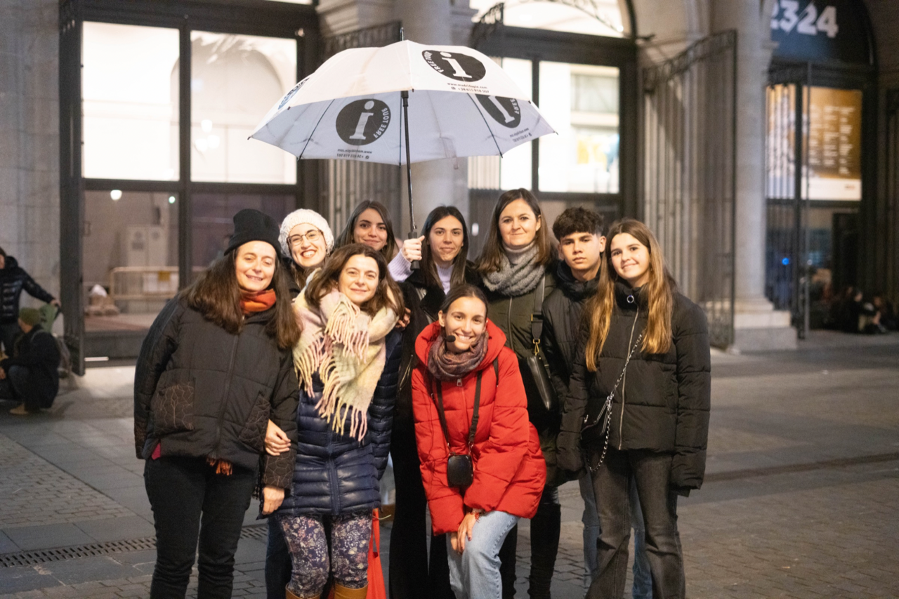 Alicia López con los turistas de su ‘free tour’ - foto de Steven Carlson