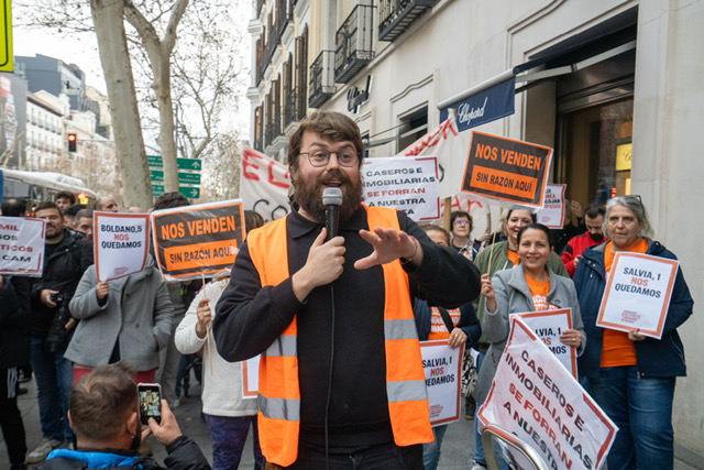 Manifestantes del Sindicato de Inquilinas e Inquilinos de Madrid frente a la sede de Elix Rental Housing